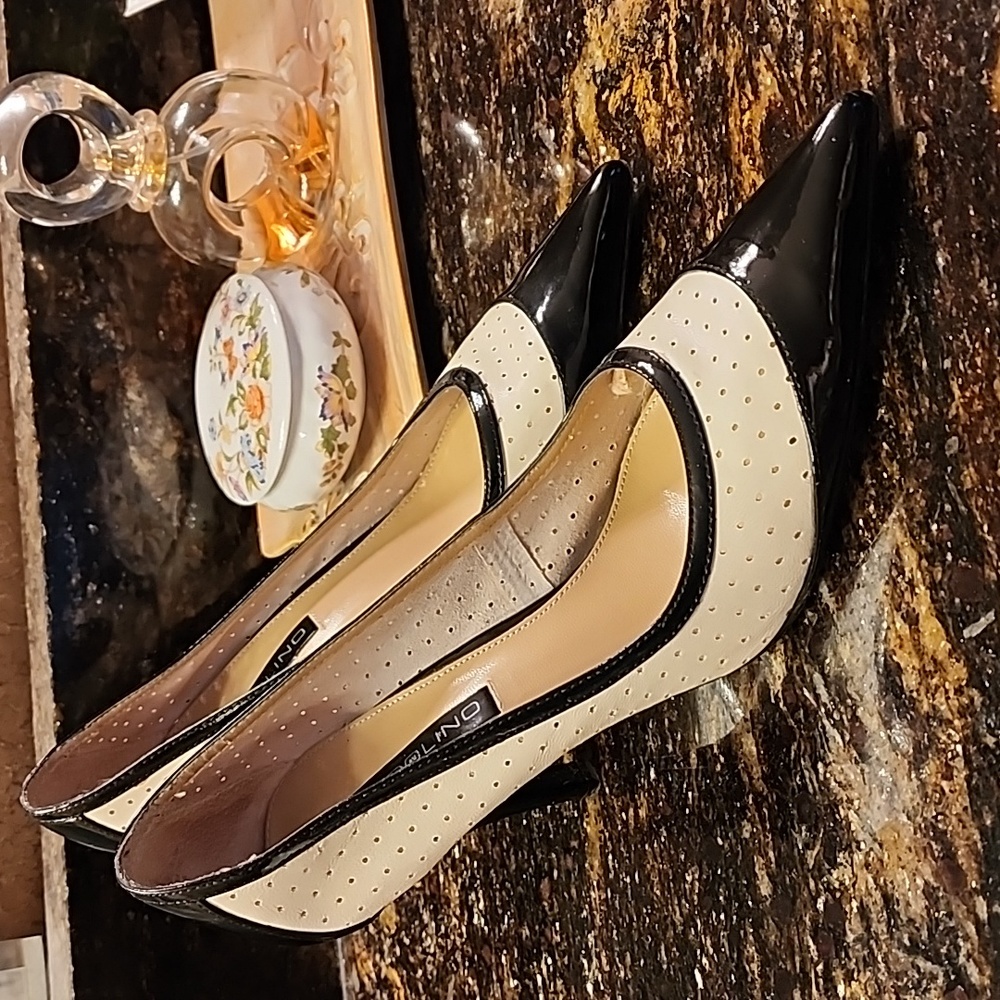 Bandolino spectator pumps
